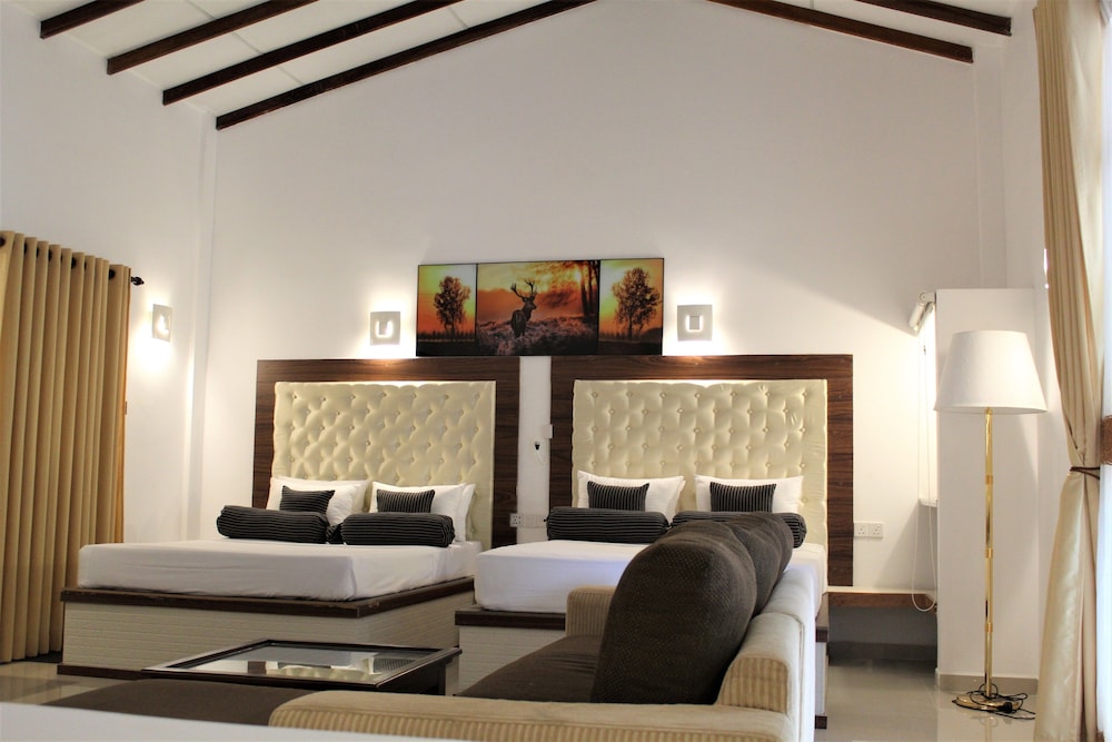 Deluxe Suite, Multiple Beds, Smoking, Mountain View photo 3