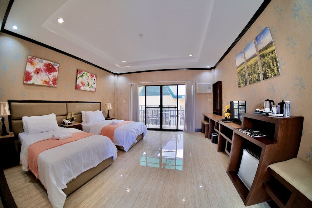 Deluxe Triple Room, Multiple Beds photo 2
