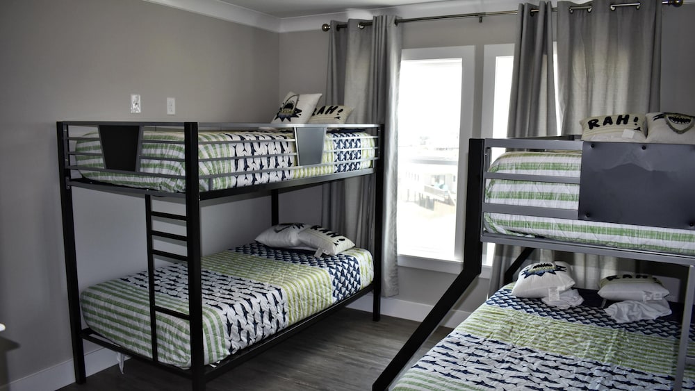House, Multiple Beds (Sonny Daze - 105 Quebec Ct) photo 3