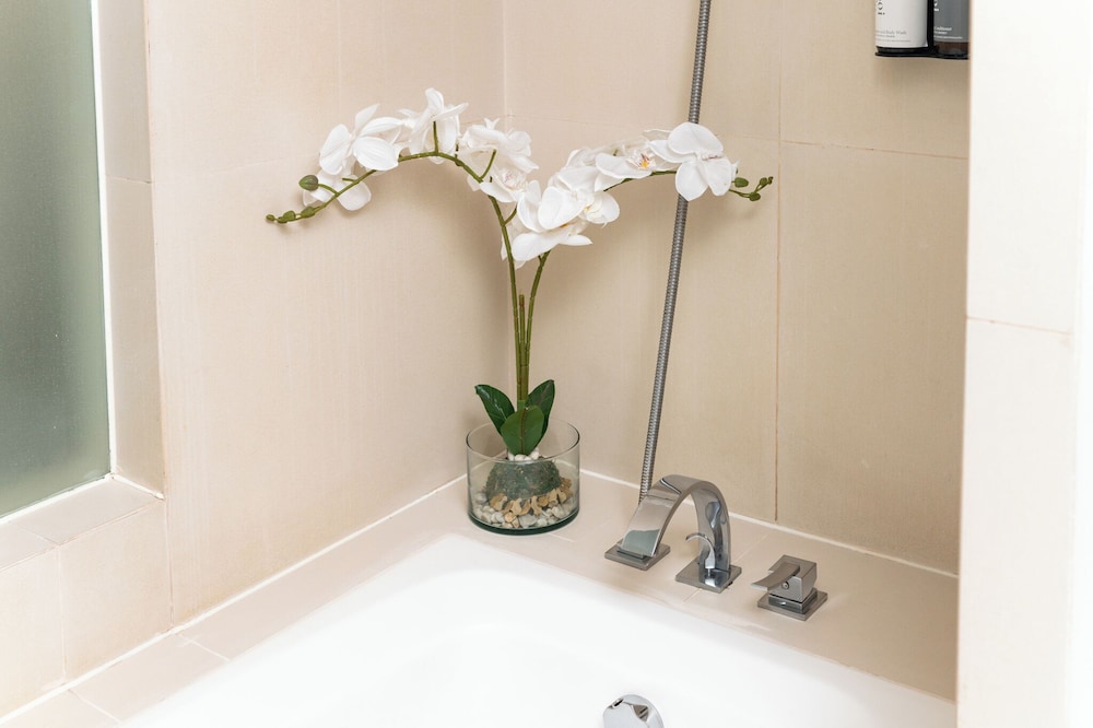 Barcelona Suite (With Tub) - Photo 4