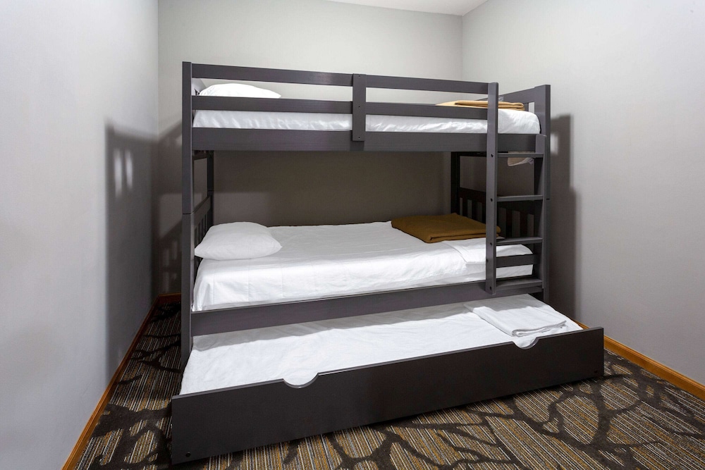 Deluxe Suite, 3 Bedrooms, Non Smoking (4 Queen Beds, 2 Twin Beds) photo 3