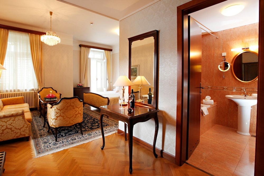 Suite, Balcony, Lake View