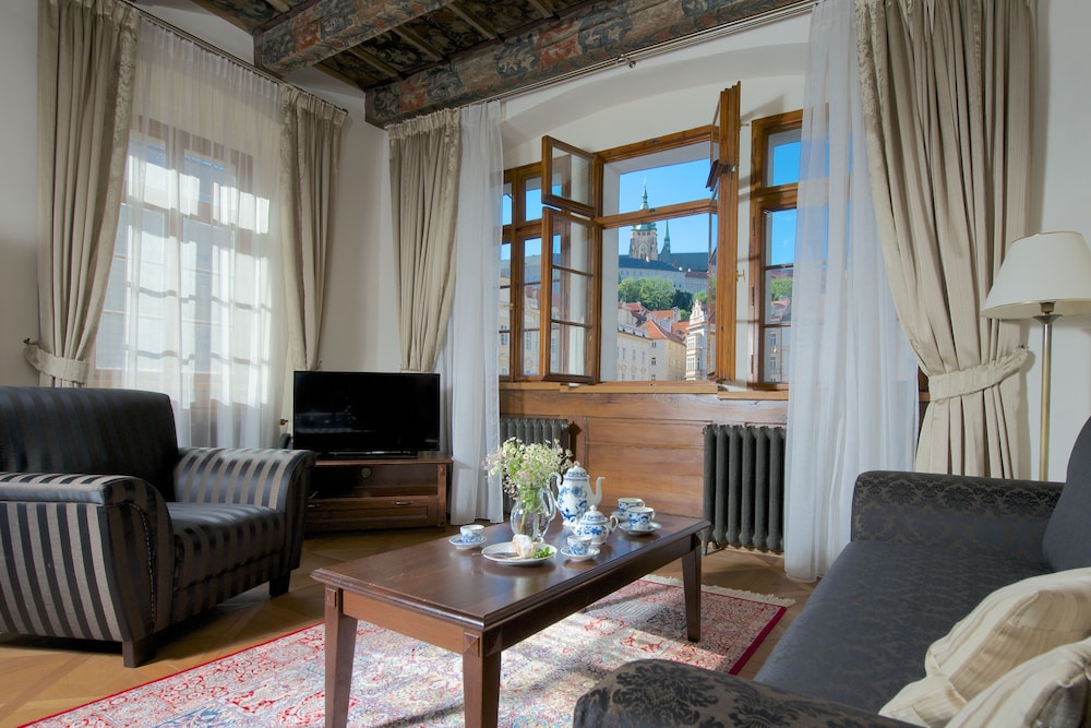 Deluxe Suite, 2 Bedrooms (Castle view)
