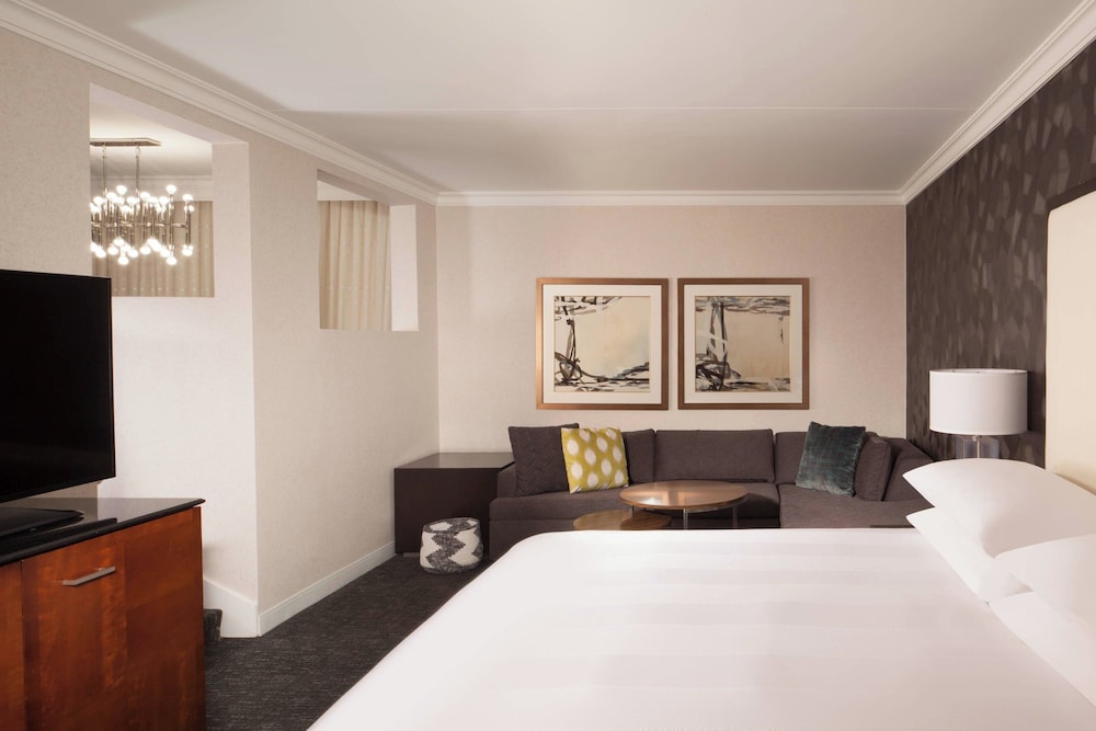 Suite, 1 King Bed with Sofa bed photo 1