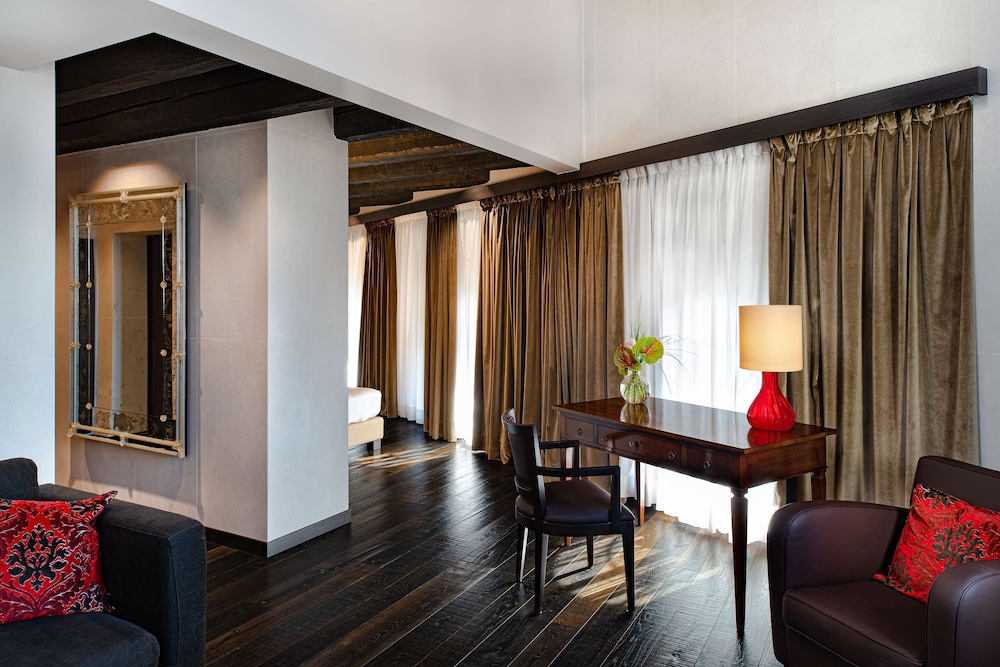 Suite (Grande, Canal View)