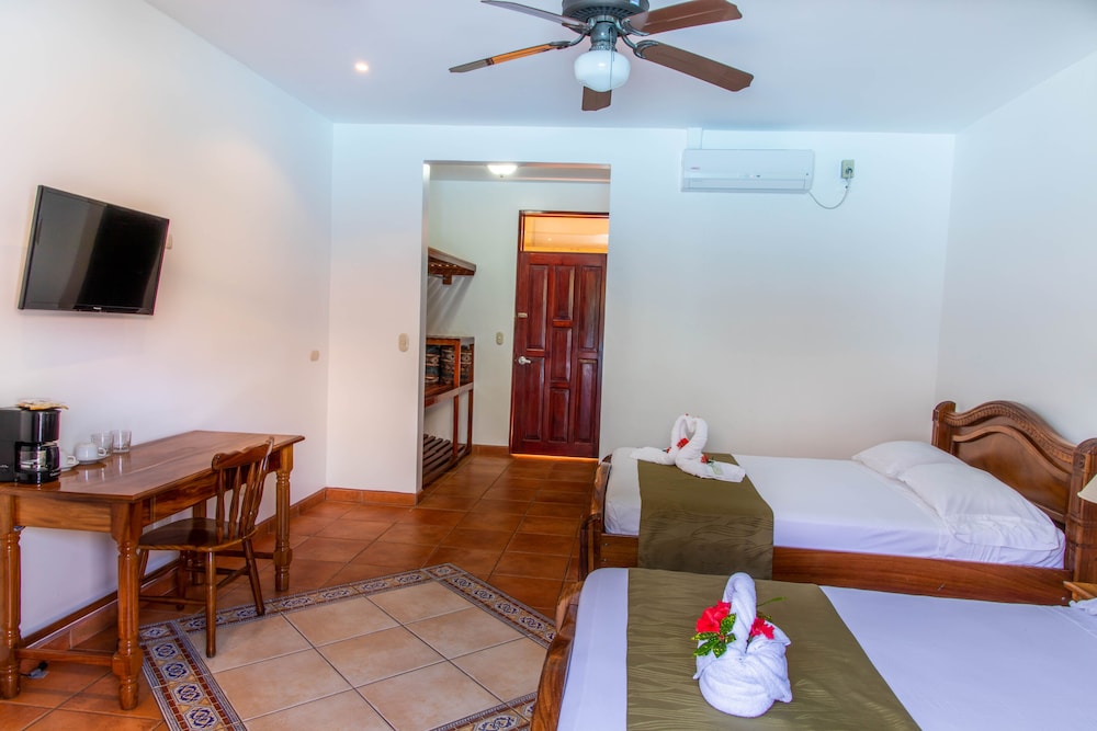 Deluxe Double Room, 2 Queen Beds, Partial Ocean View, Poolside photo 3