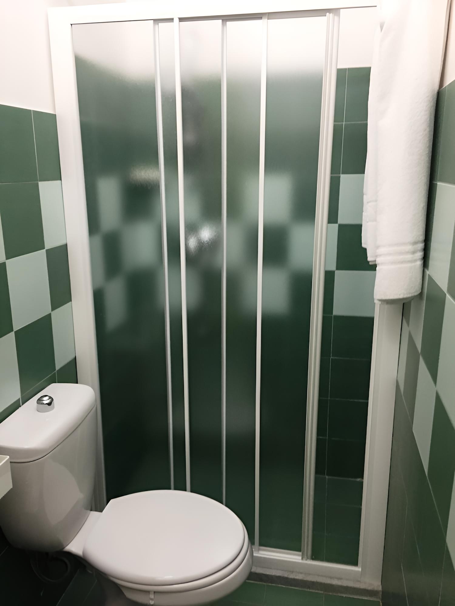 Triple Room, Ensuite photo 1