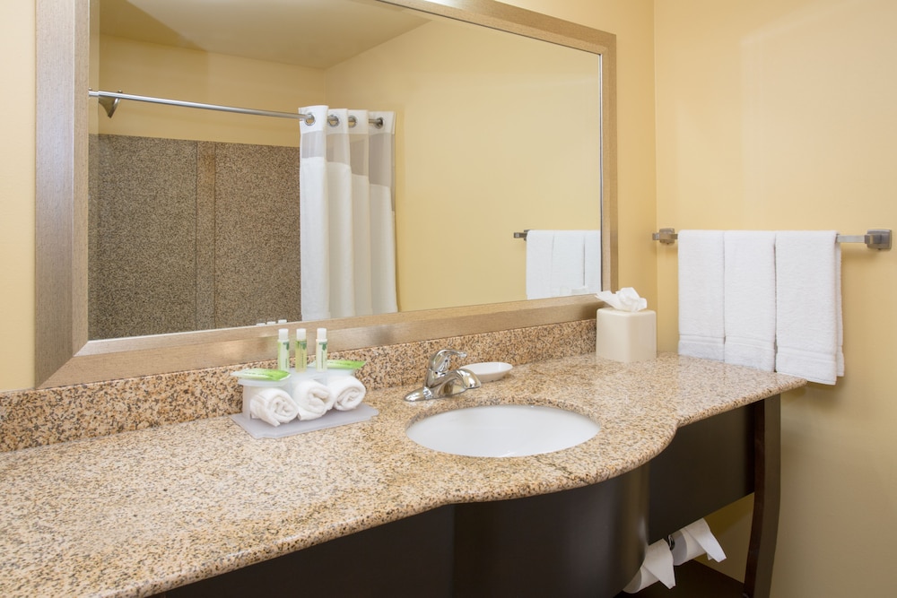Suite, 2 Bedrooms - Photo 2