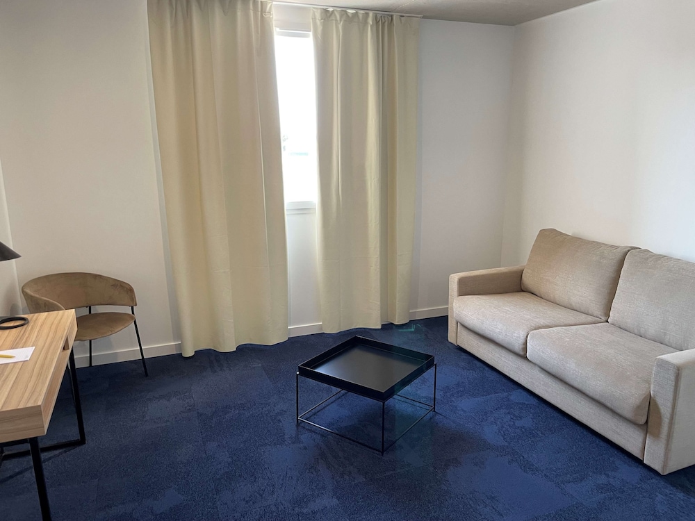 Junior Suite, 1 Queen Bed with Sofa bed - Photo 8