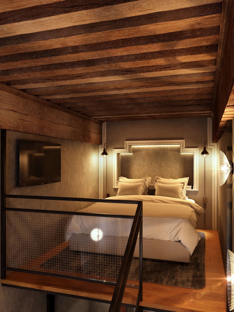 Room (Collection) - Photo 2