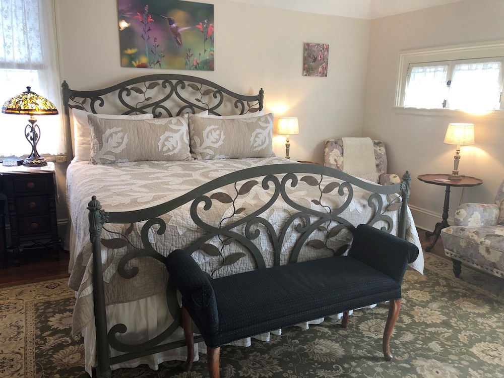 Deluxe Room, 1 King Bed, Fireplace, Garden View