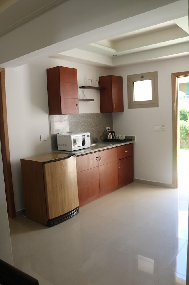 Suite, 2 Bedrooms - Photo 11