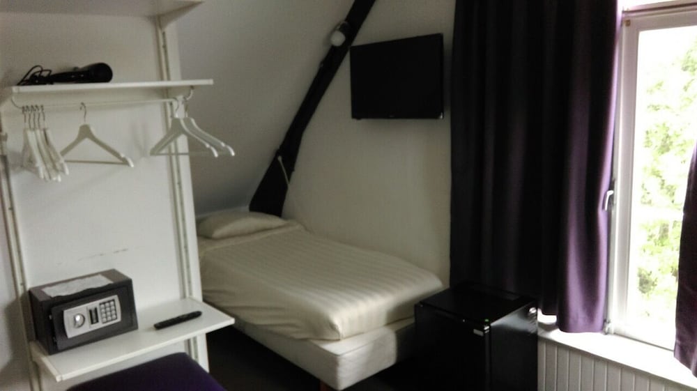 Standard Triple Room, Private Bathroom photo 3