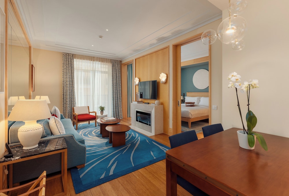 Studio Suite with One King Bed and Balcony (Non Smoking)