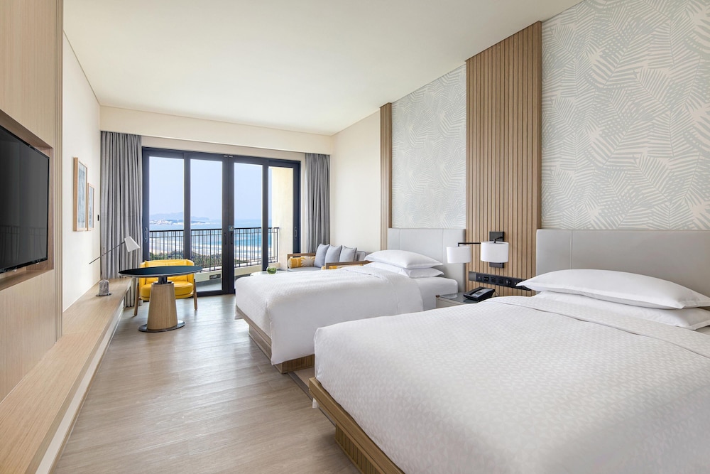 Room, 2 Double Beds, Balcony, Partial Sea View photo 2