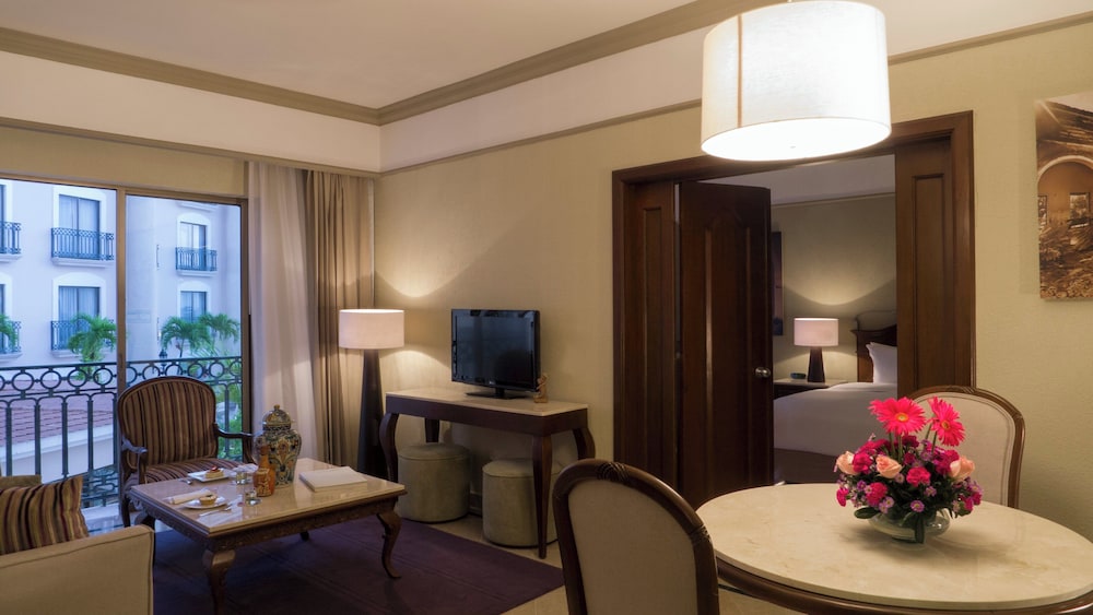 Junior Suite, 1 King Bed - Photo 4
