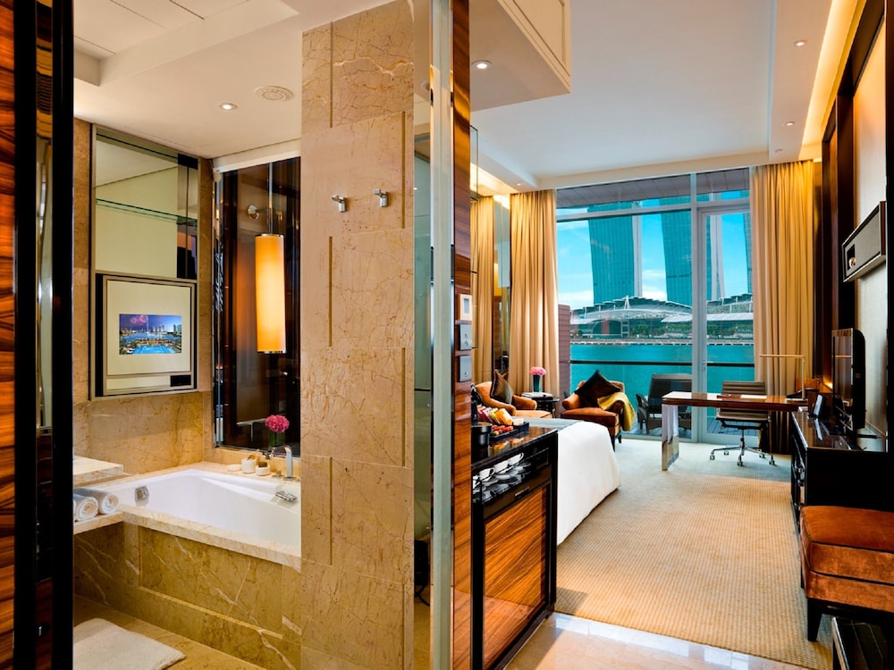 Premier Double Room, 1 King Bed, Bay View photo 2