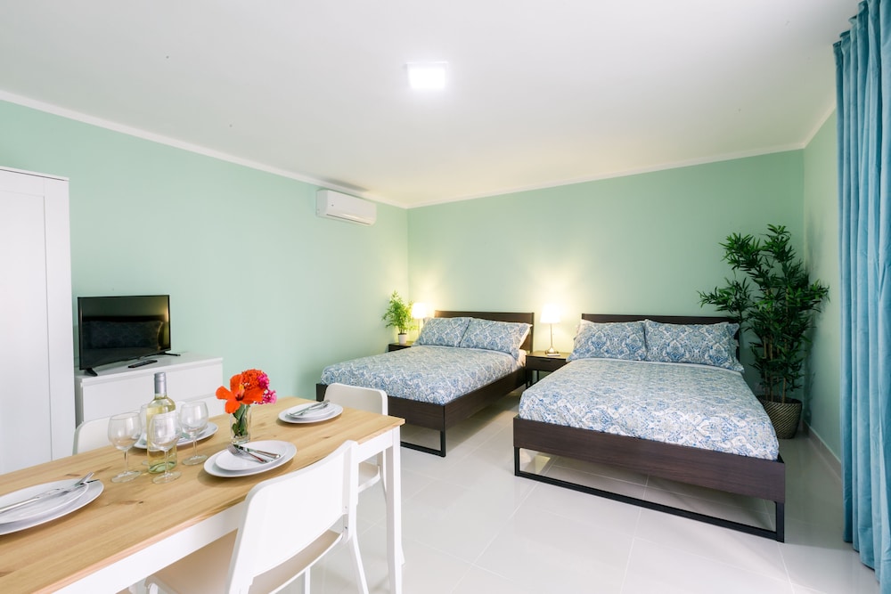 Deluxe Studio Suite, 2 Double Beds, Pool View, Poolside