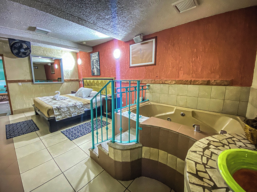 Comfort Room, 1 King Bed, Hot Tub