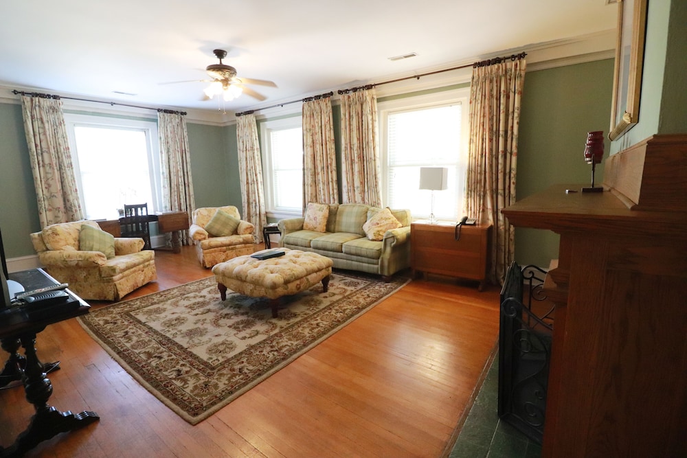 Suite, 2 Bedrooms, Non Smoking, Balcony (Gladiolus)