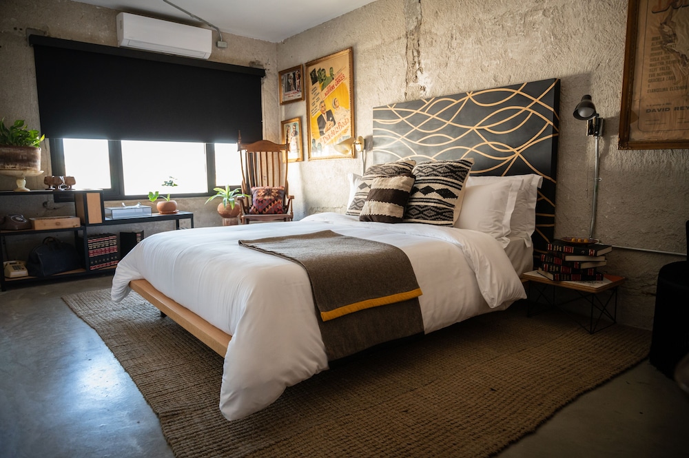 Suite - Photo 18