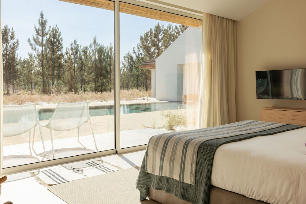Three-Bedroom Estate with Private Pool photo 3