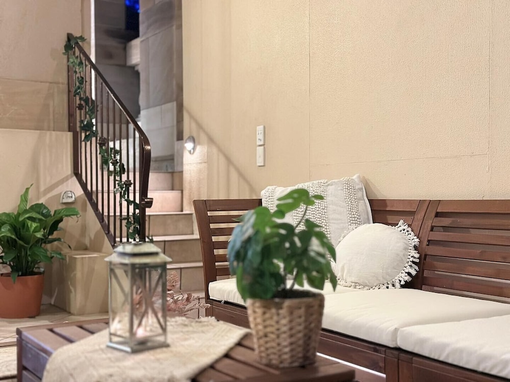 Luxury Sub-Penthouse thumbnail 5