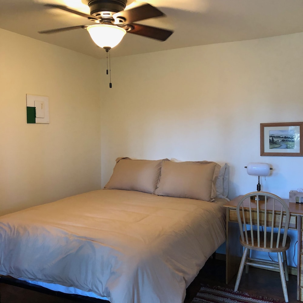 Madrone Double Bed (Shared Bath) photo 1