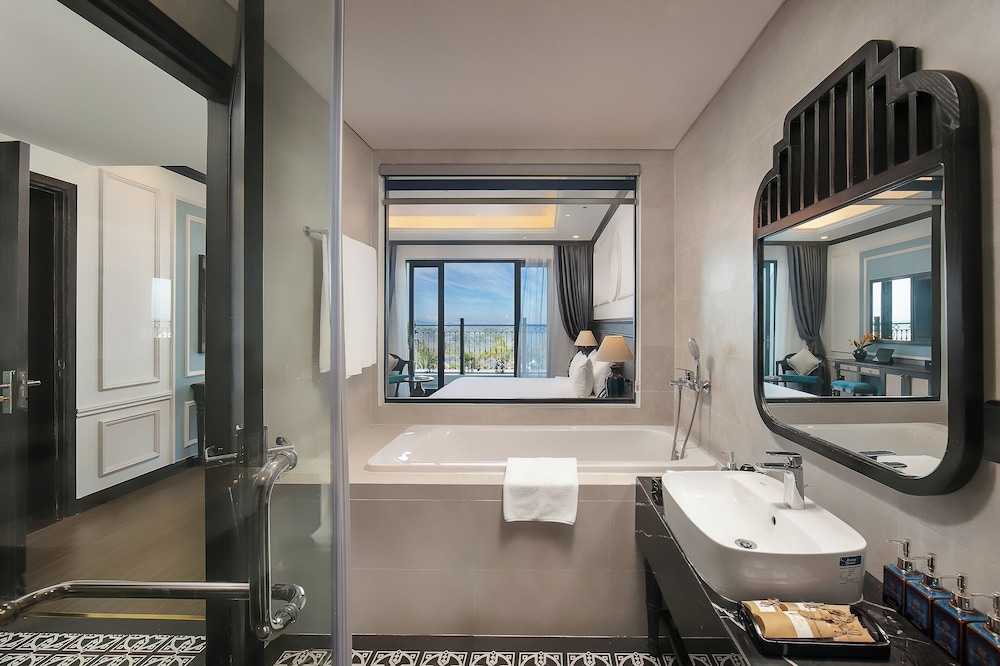 Sky Deluxe Ocean View King Room - Photo 11
