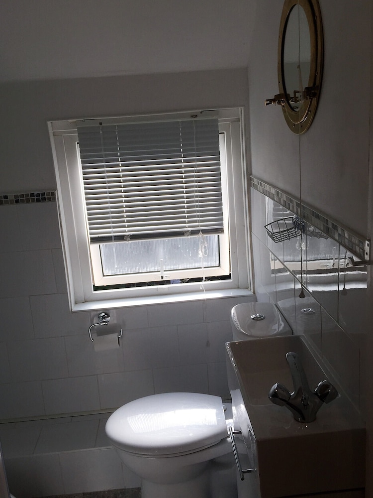 Apartment, Private Bathroom - Photo 4