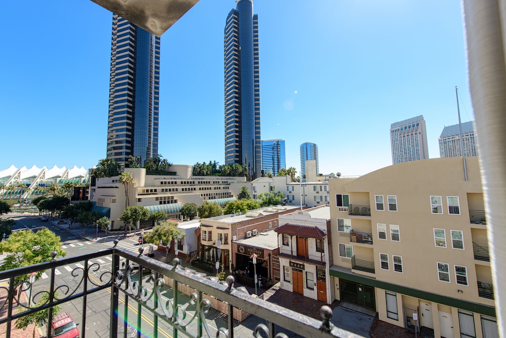 Premier Suite with Balcony photo 2