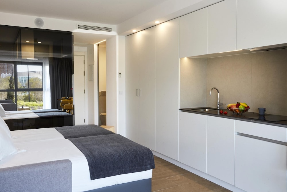 Family Room, Kitchenette, Park View thumbnail 6