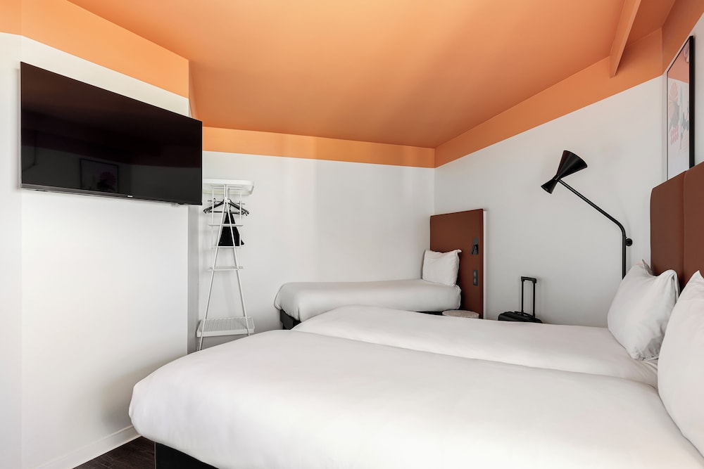 Standard Room, 3 Twin Beds - Photo 2