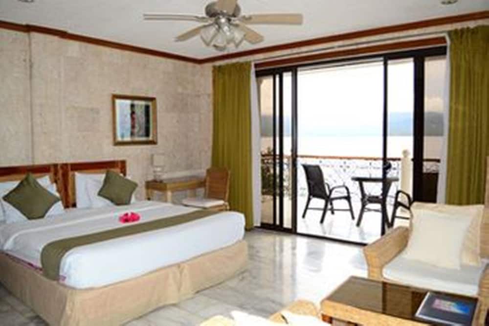 Double Room, 1 King Bed, Oceanfront photo 1