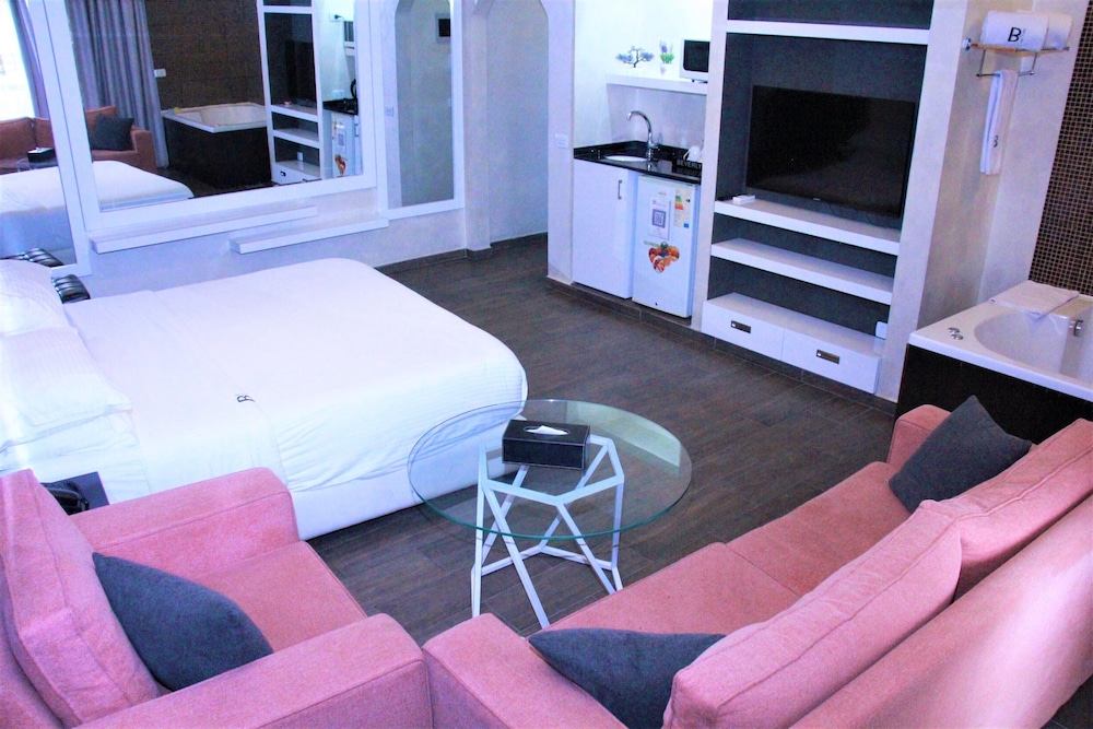 Signature Suite (Beverly) photo 1