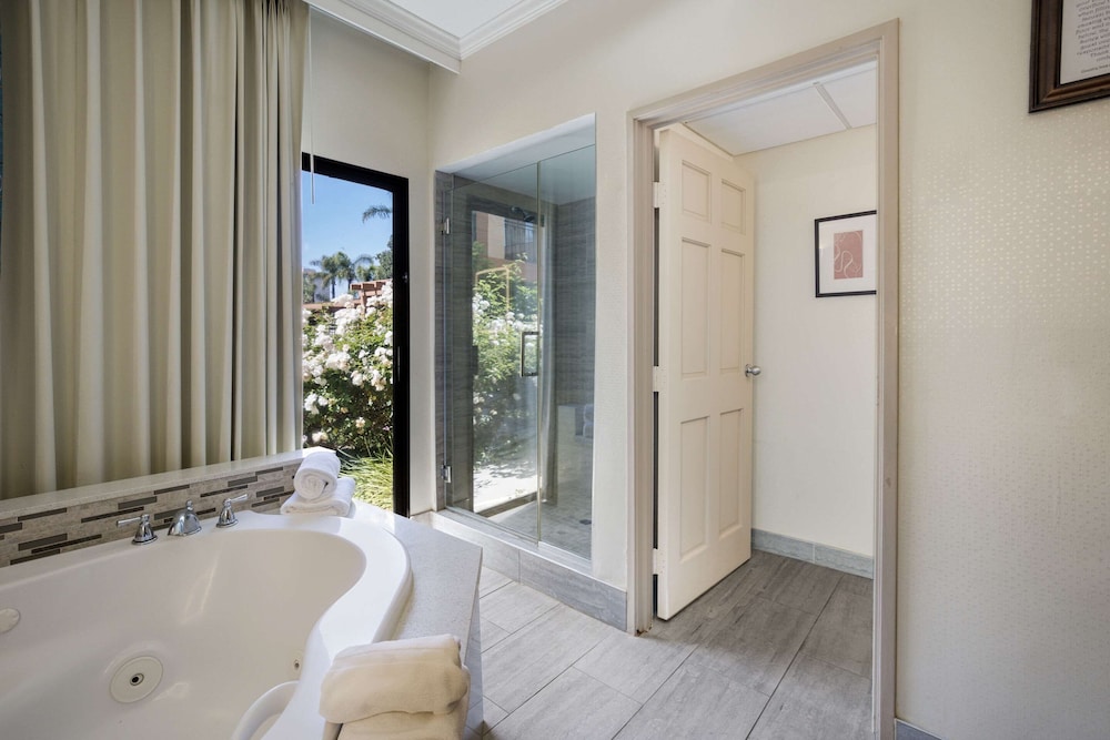 Suite, 1 King Bed, Non Smoking, Jetted Tub - Photo 10
