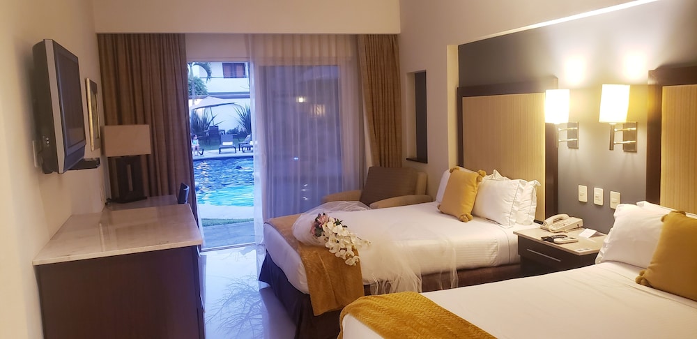 Executive room, Pool front, 2 double beds photo 3