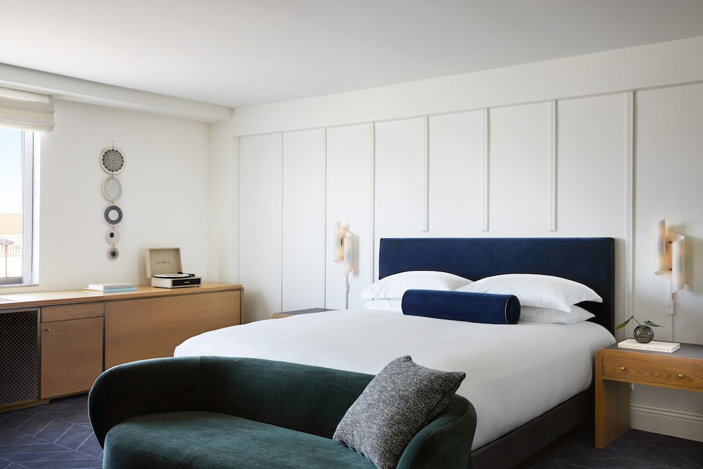 Premium King Room with One King Bed and Spa Access (Non Smoking)