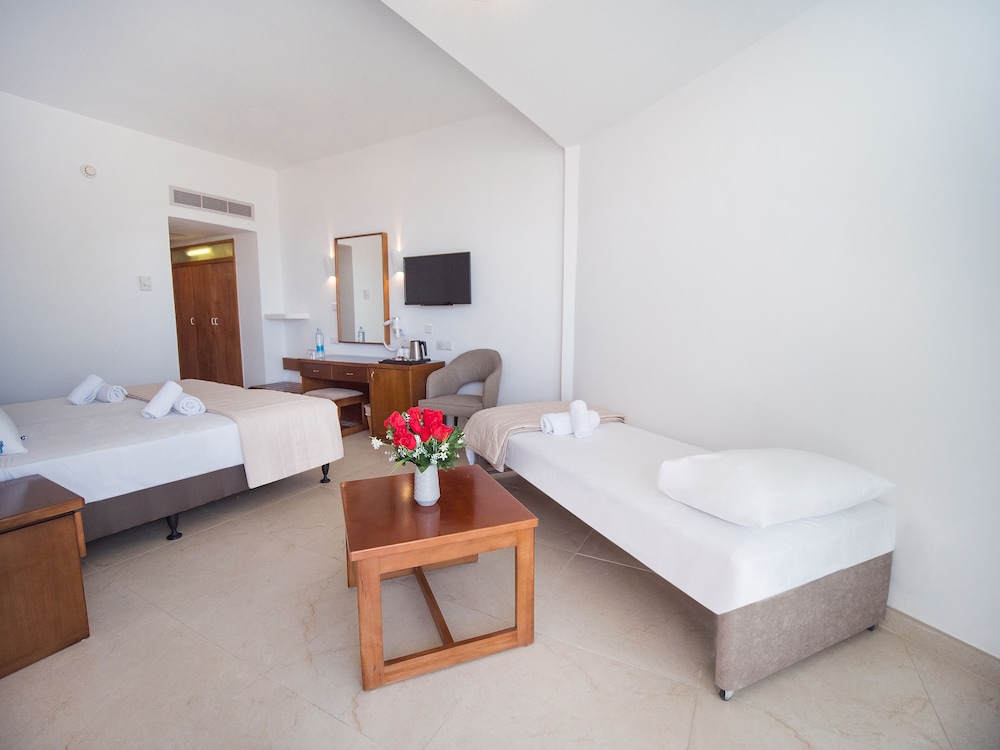 Standard Double or Twin Room, 1 Double or 2 Twin Beds, Balcony, Pool View - Photo 3