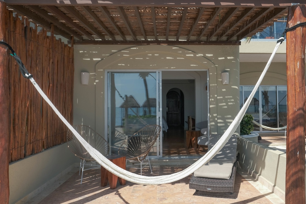 Junior Suite Beach Front thumbnail 5
