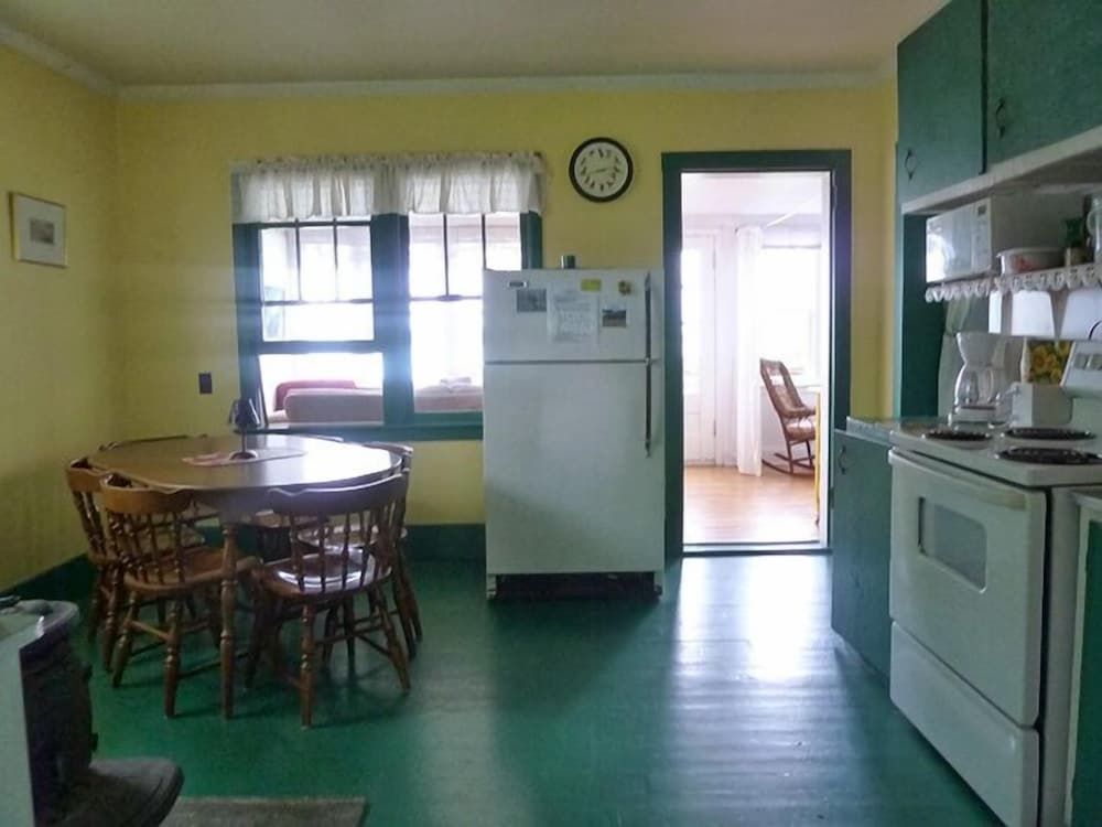 Traditional Cottage, 2 Bedrooms, Kitchen, Bay View (Waterfront Cottage 8, with 2 singles) photo 2