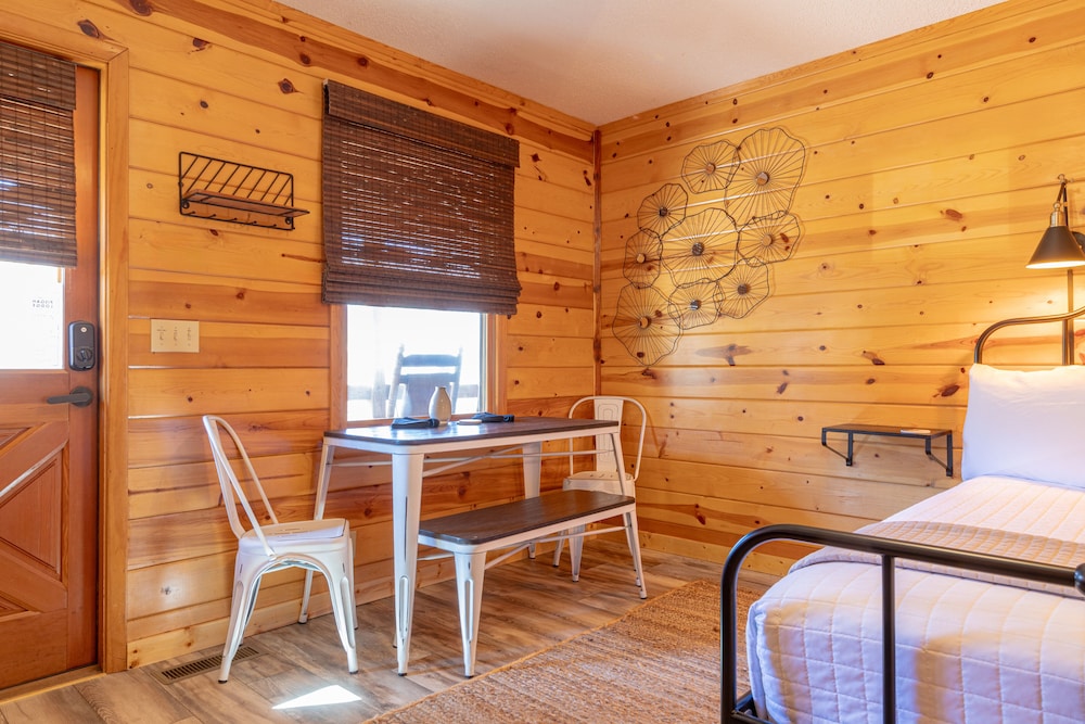 Pisgah Lodge - Queen + Bunk Suite