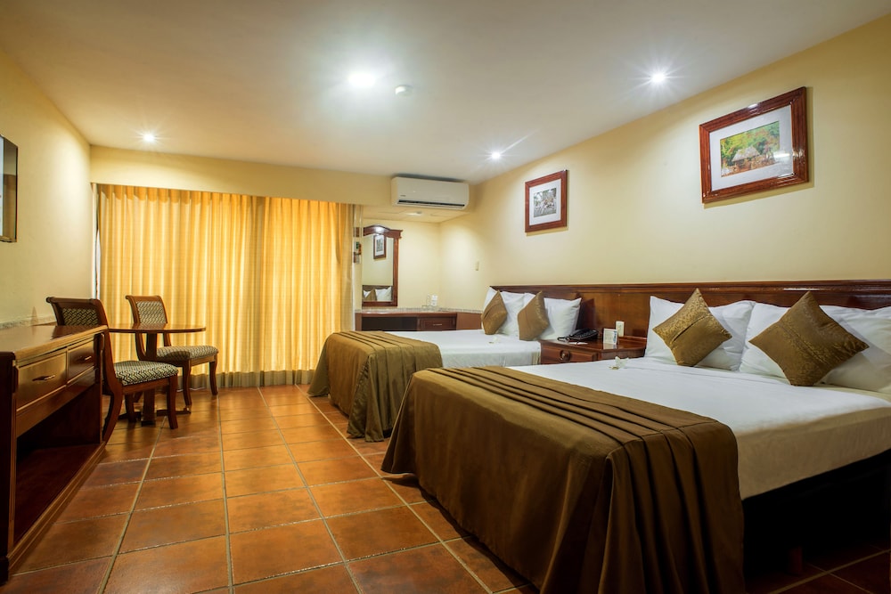 Executive Room, 2 Queen Beds - Photo 10