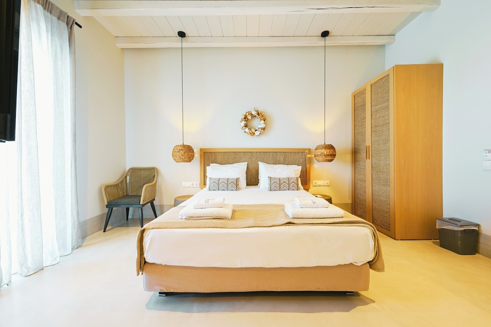 Double Bed Luxury Boutique Suite with Private Plunge Pool - Photo 7