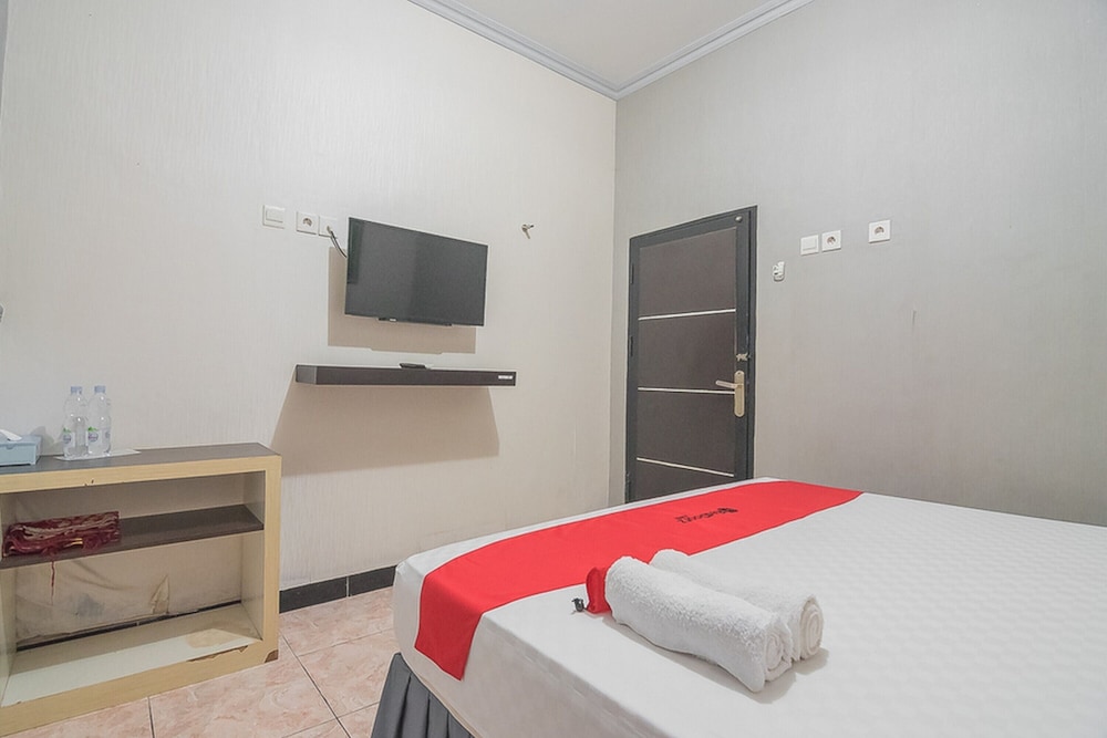Double Room (Reddoorz) photo 3