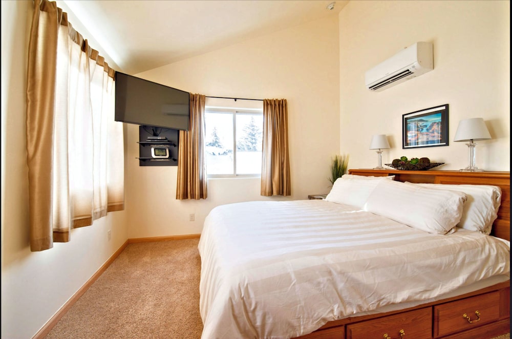 Deluxe King Bedroom with Mountain View photo 3