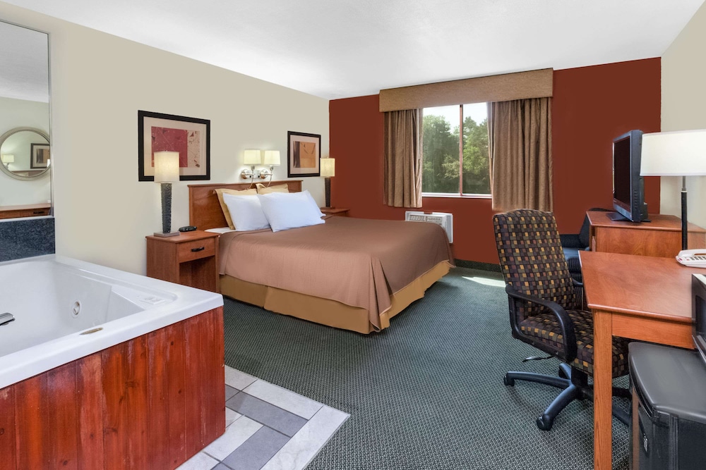 Suite, 1 King Bed, Non Smoking photo 1
