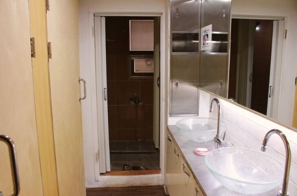 Shared Dormitory, Women only (4 Persons, Foreigners Only) photo 3