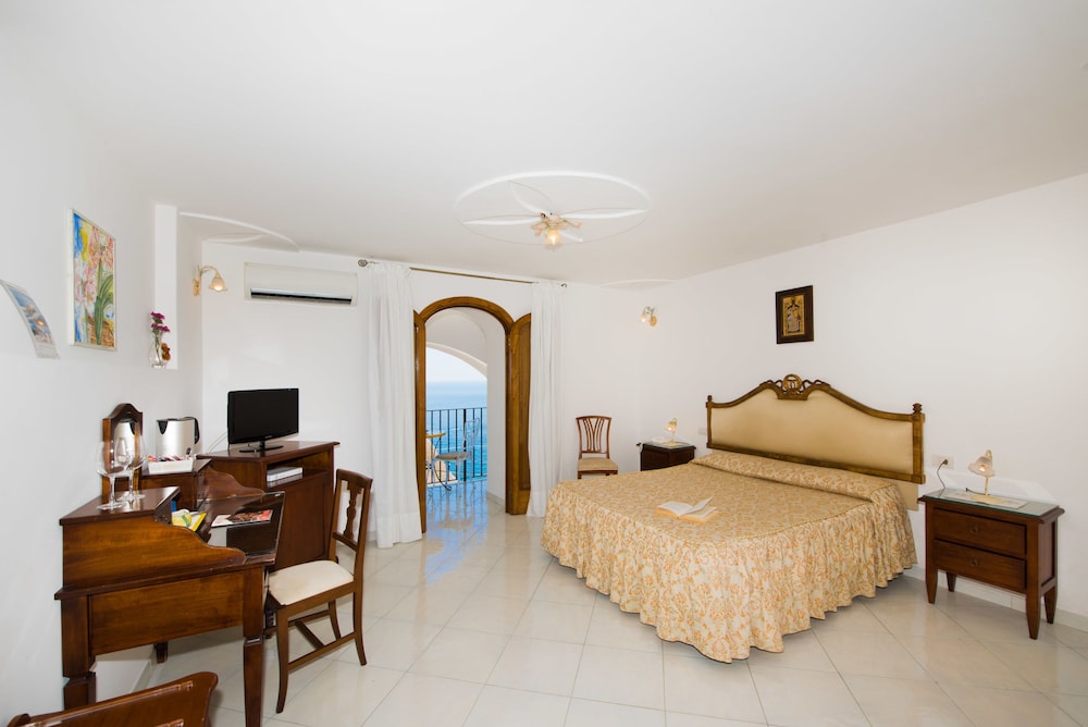Standard Double Room, Balcony, Partial Sea View photo 1