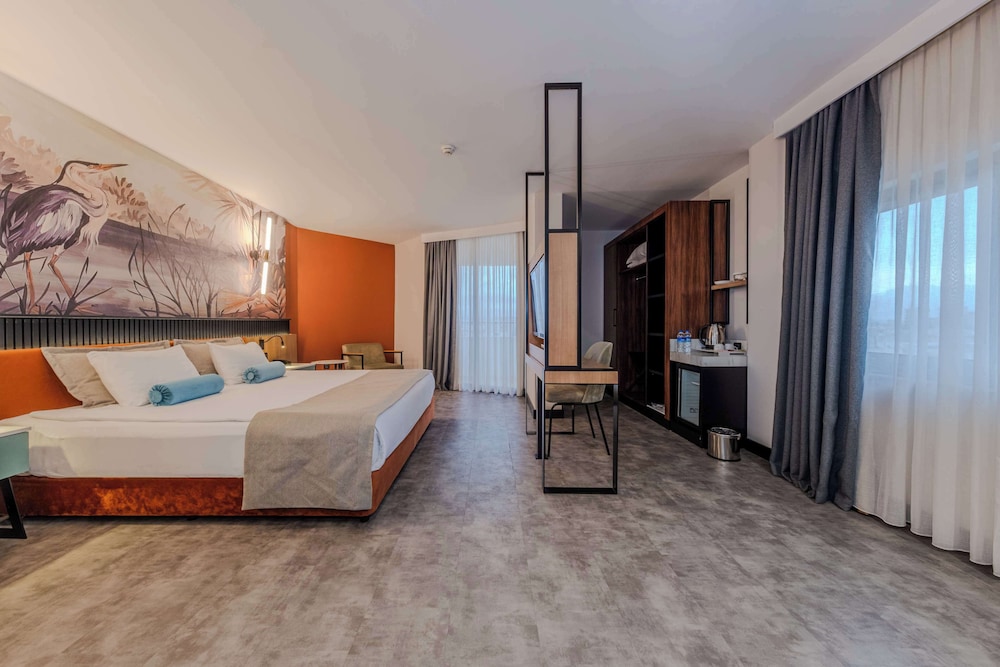 Deluxe Suite, 1 King Bed, Non Smoking, Microwave (with Single Sofabed) - Photo 1